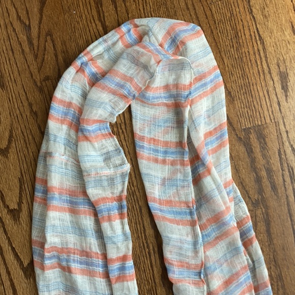 Lightweight Scarf Wrap-around - Picture 4 of 4